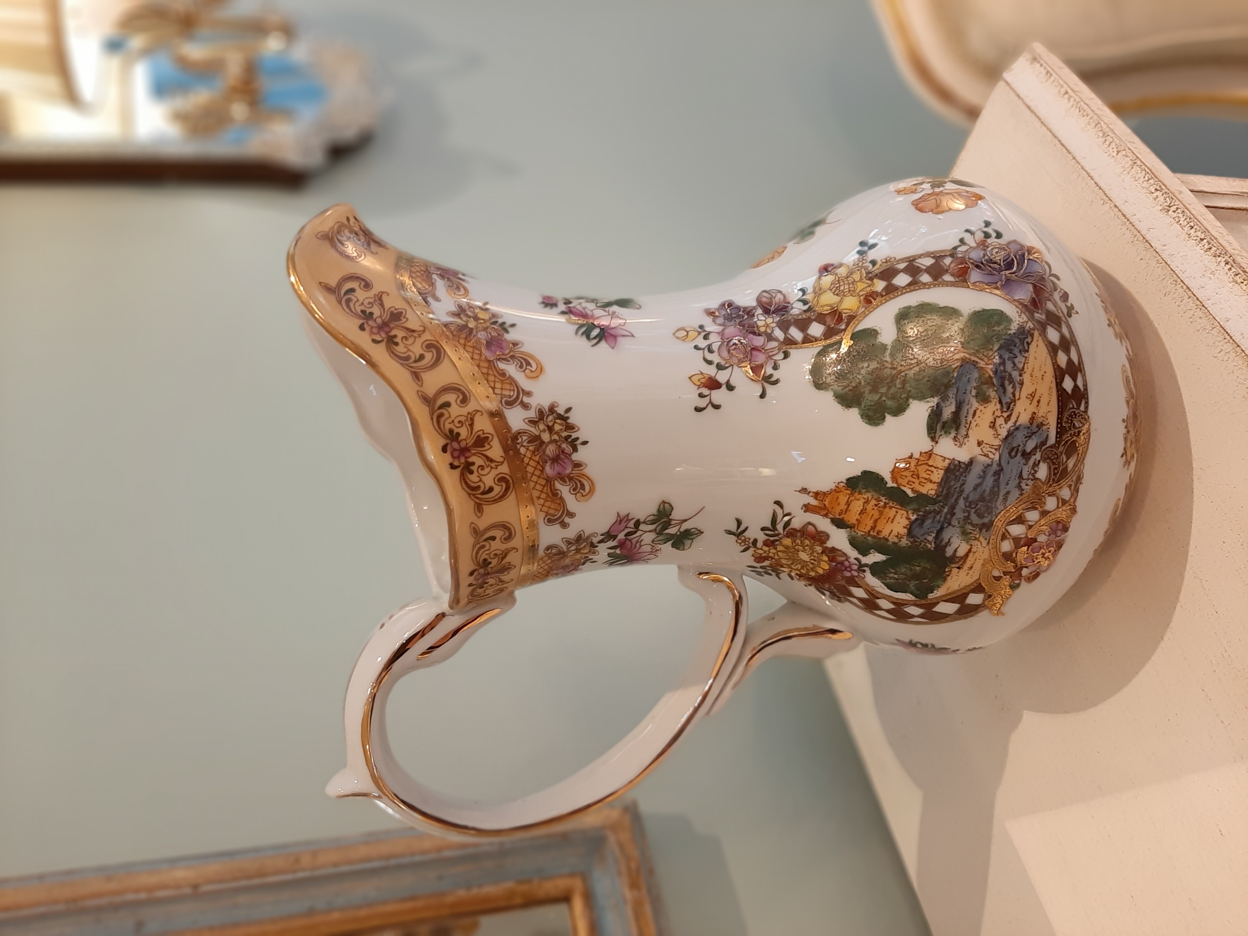 Dekorativer Krug mit Landschaftsdarstellung und floralem Dekor