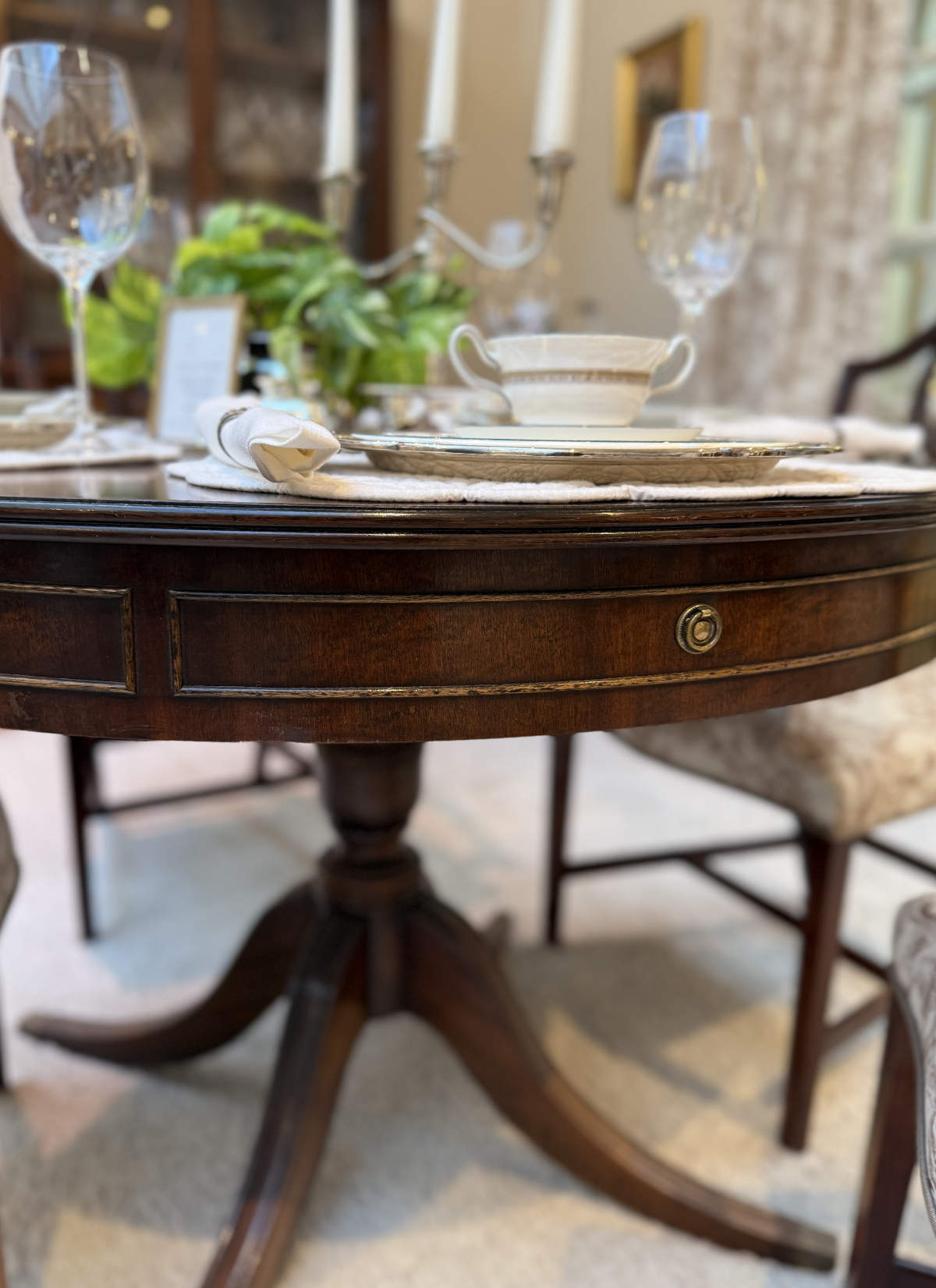 Essgruppe Louis Englischer Stil Mahagoni Rundtisch Detail Zarge.