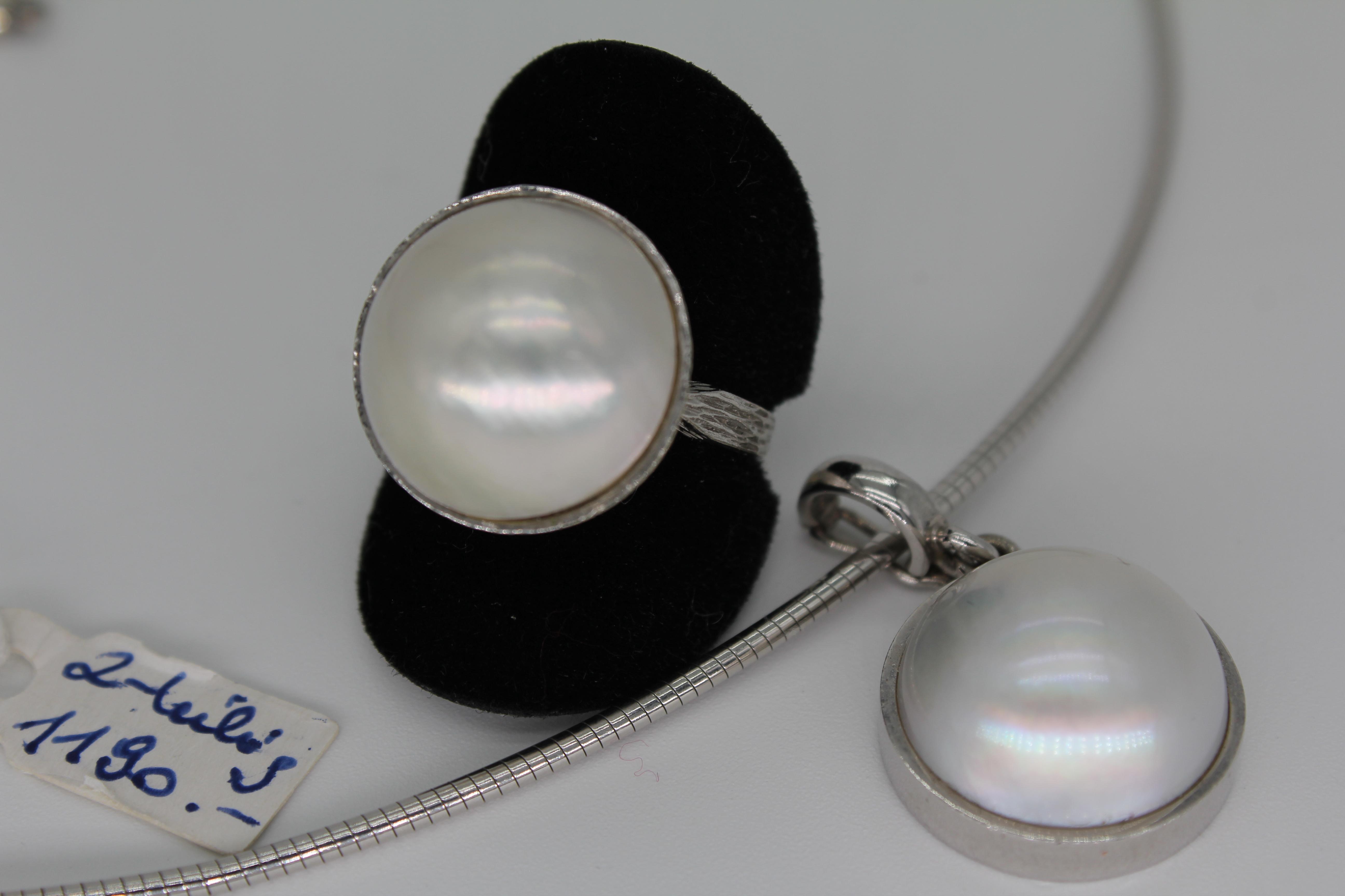 Nahaufnahme der Akoya Perle an Ring und Halsreif aus Weißgold