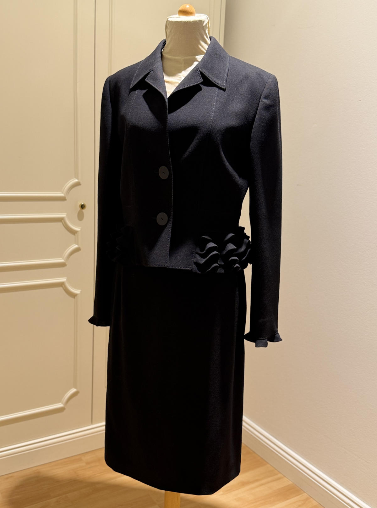 Valentino Kostüm in schwarz mit Volants in Größe 36, seitlich..