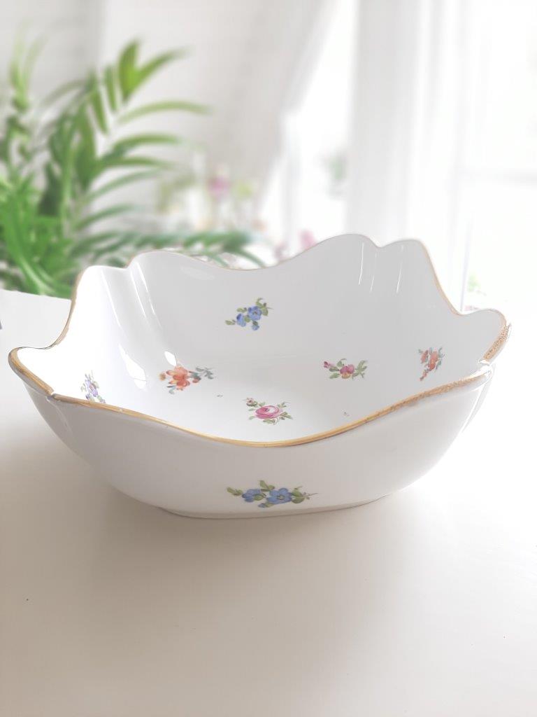 Dresdner Porzellan Schale aus Potschappel mit handgemalten Streublümchen, Seitenansicht