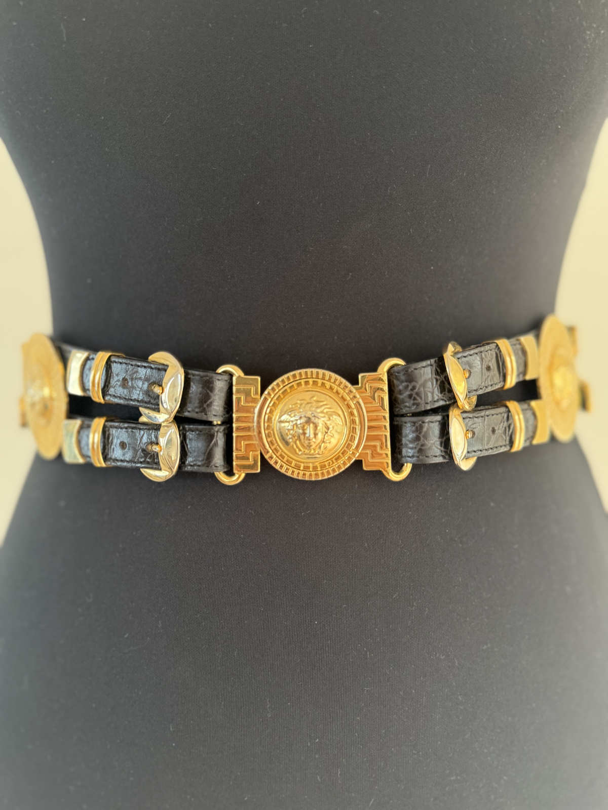 Versache Gürtel aus schwarzem Leder mit goldfarbener Medusa-Schließe in der Länge 87 cm.