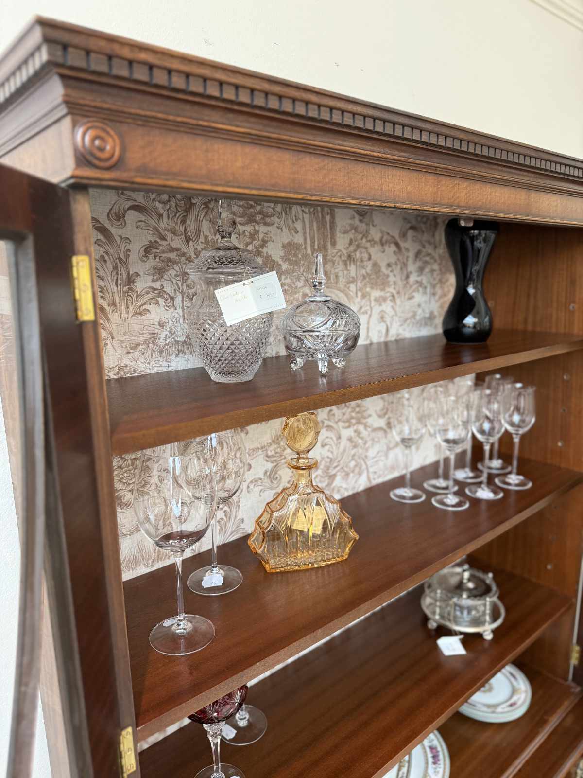 Detailansicht der Regalböden und Glasflächen der englischen Mahagoni Vitrine Elsie.