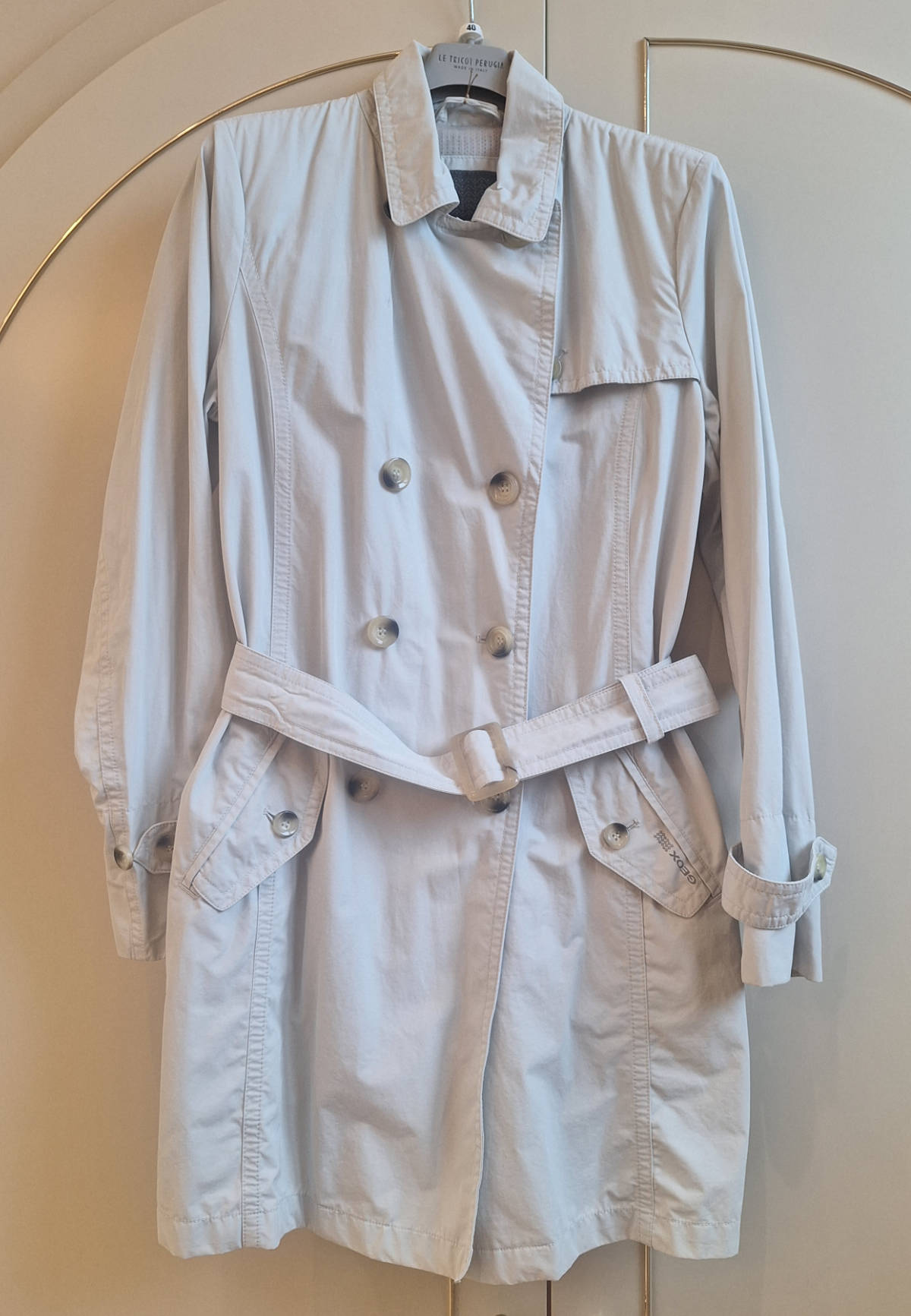 Geox Trenchcoat, in beige, auch Jacke oder Mantel, in Größe 40, Frontalansicht.