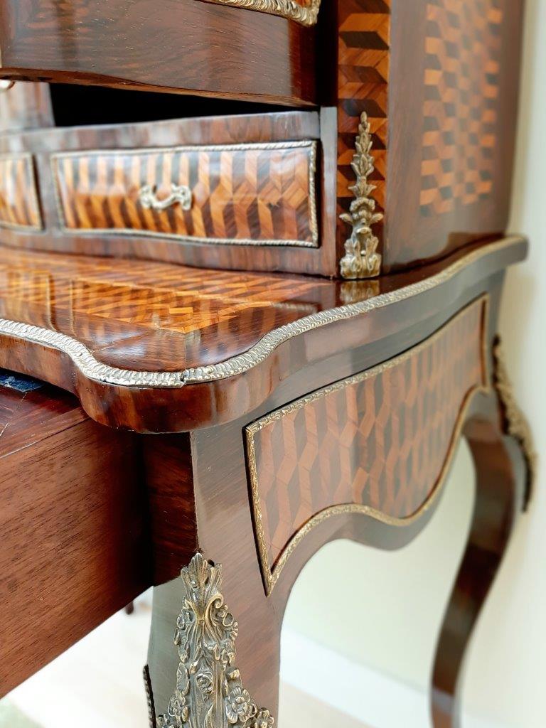 Messinlinien Würfelintarsie Sekretär feine Messinglinien fassen den schönen Sekretär ein und betonen die Formen