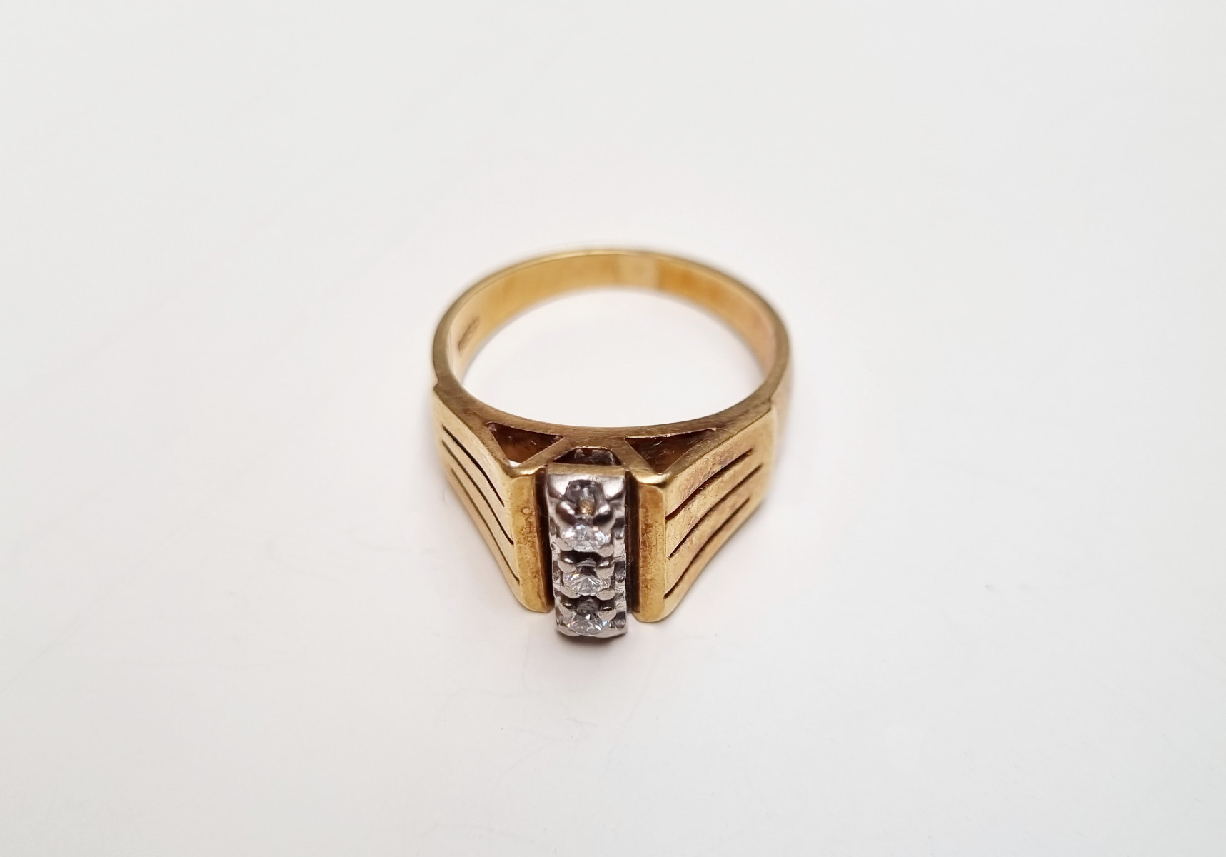 Ring aus 585er Gold mit 3 Diamanten, von oben.