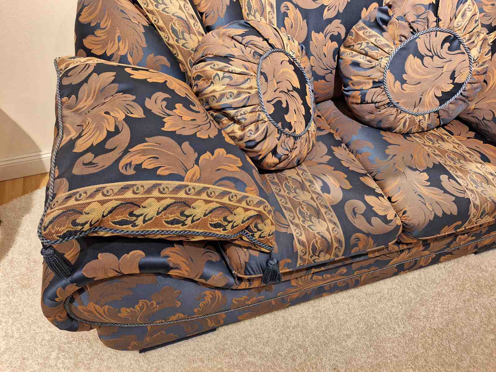 Besonders geformtes Sofa, blauer Ornamentstoff, komfortabler Sitz, hochwertig, Secondhand, Detailansicht.