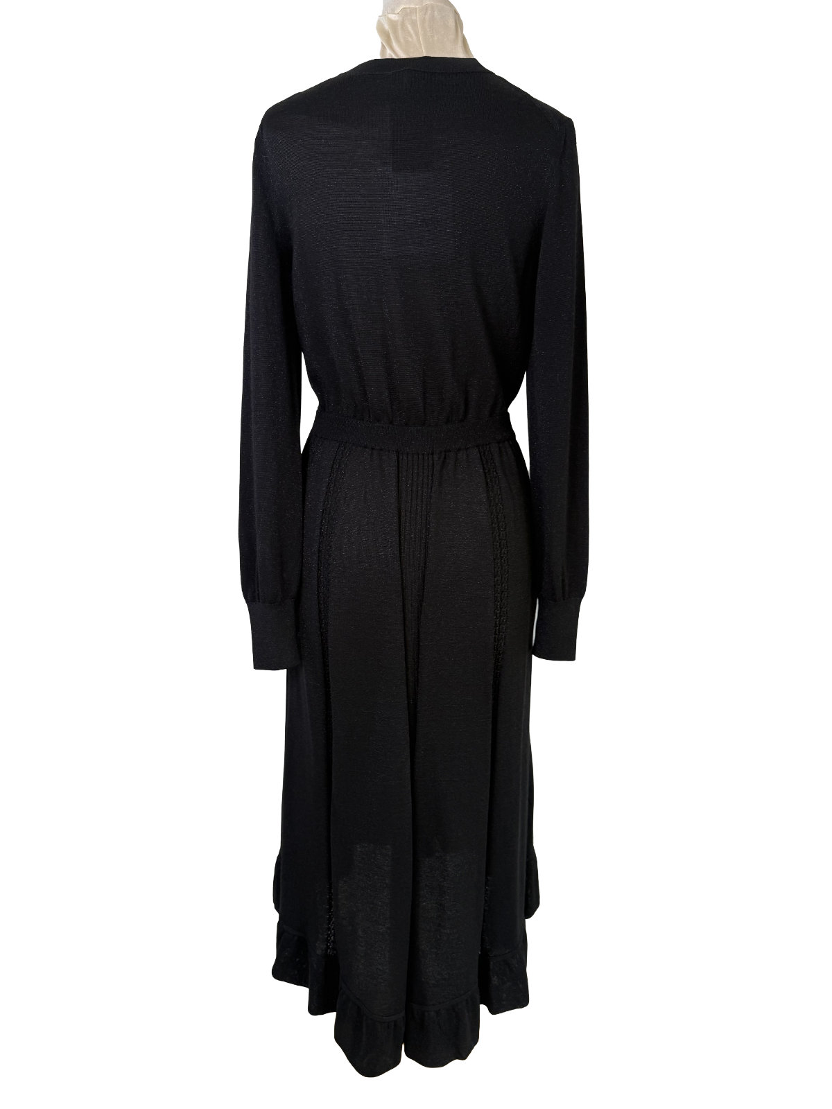 Rückansicht des schwarzen CHANEL Kleids mit Volantsaum.