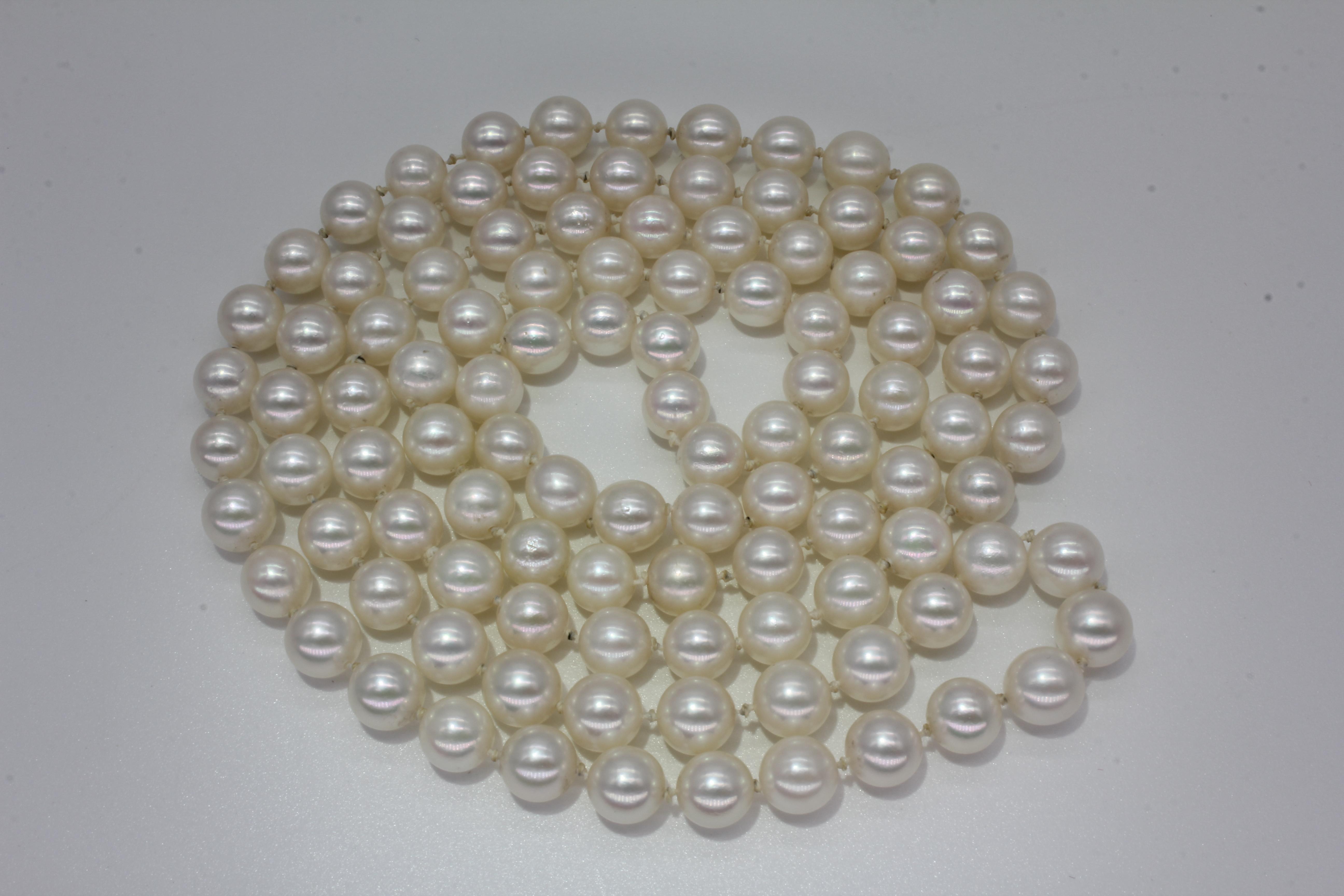 Lange Perlenkette ohne Verschluss