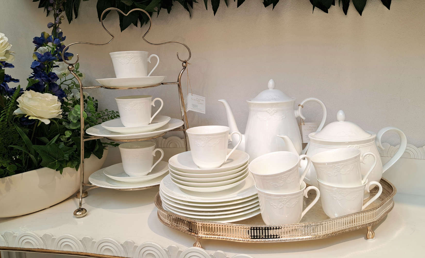 Klassisches und elegantes Kaffeeservice von Villeroy und Boch. Fiori weiss, ganz in weiß mit feiner Verzierung.  Dekoriert. 