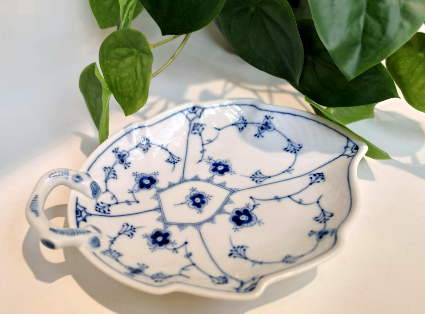 Blattschale Bing und Gröndahl Ansicht von oben. Blattschale, Bing und Gröndahl, Hergestellt zwischen 1970 bis 1982, Dekor ähnelt sehr dem der Musselmalet Halbspitze von Royal Copenhagen, Dänemark., Ansicht von oben.