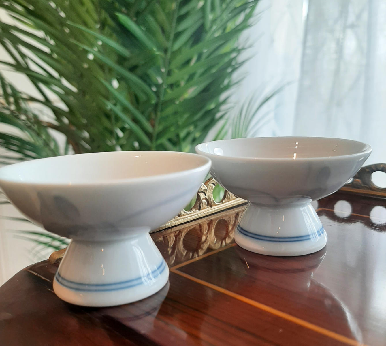 Reisschnaps-Set, weiß, aus Porzellan, wohl aus Japan, blaues Dekor, Schale.