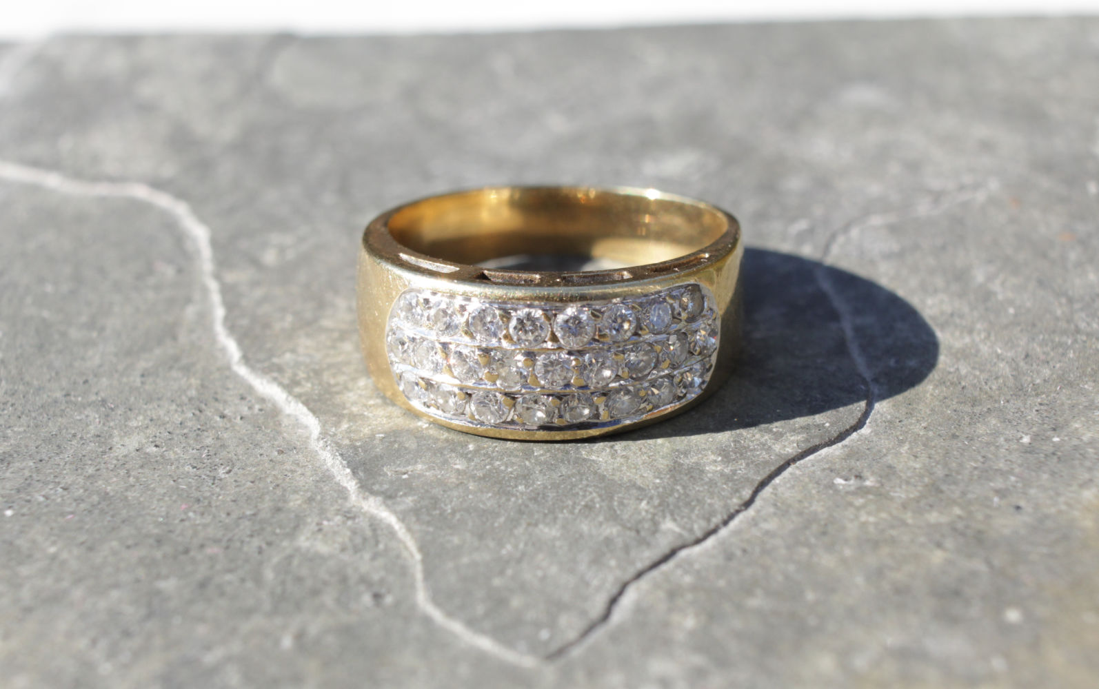 Vintage Ring mit Diamanten, welche in 3 Reihen angelegt sind, aus 585er Gold, Frontalansicht.