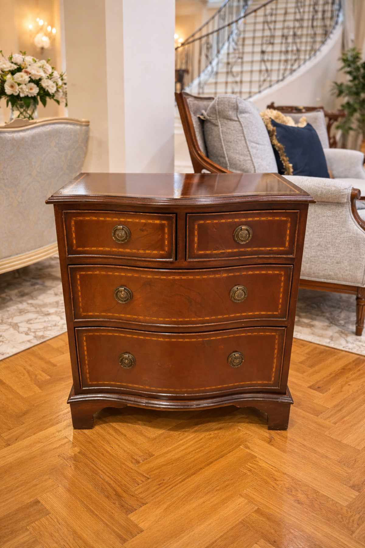 Schubladenkommode „Lilly“ aus Mahagoni im klassischen englischen Stil.
