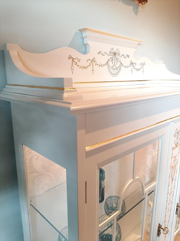 Seitenansicht der englischen Vitrine mit geschwungenem Abschluss