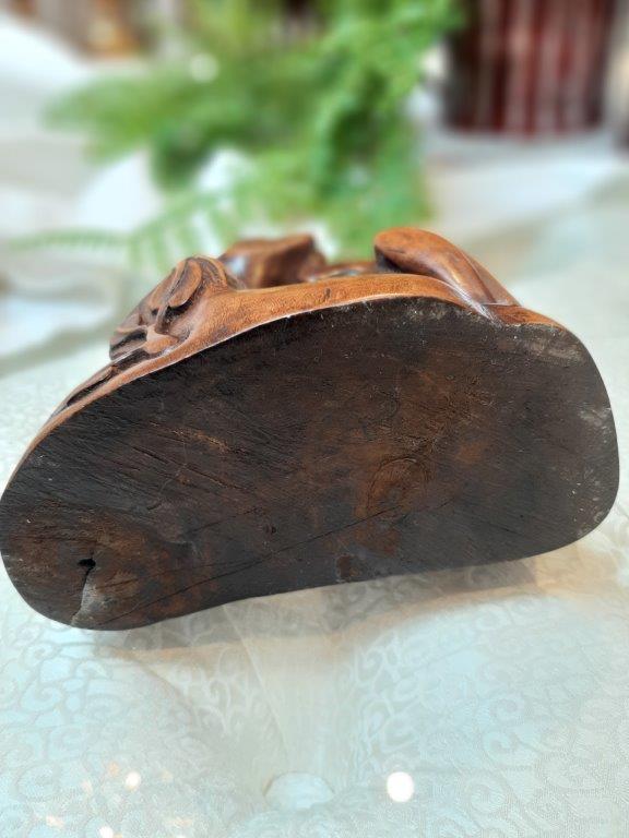 Unterseite eines geschnitzten Holz Handschmeichlers mit Fröschen
