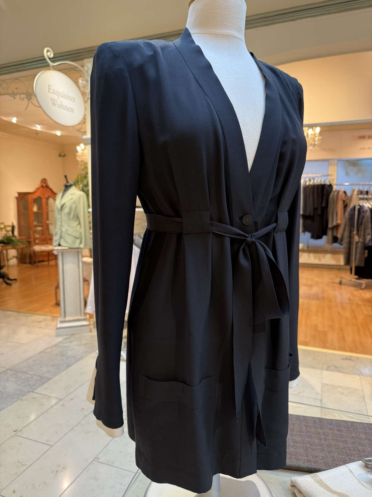 CHANEL Damen Seidenbluse in schwarz, in Größe 42 vorne.