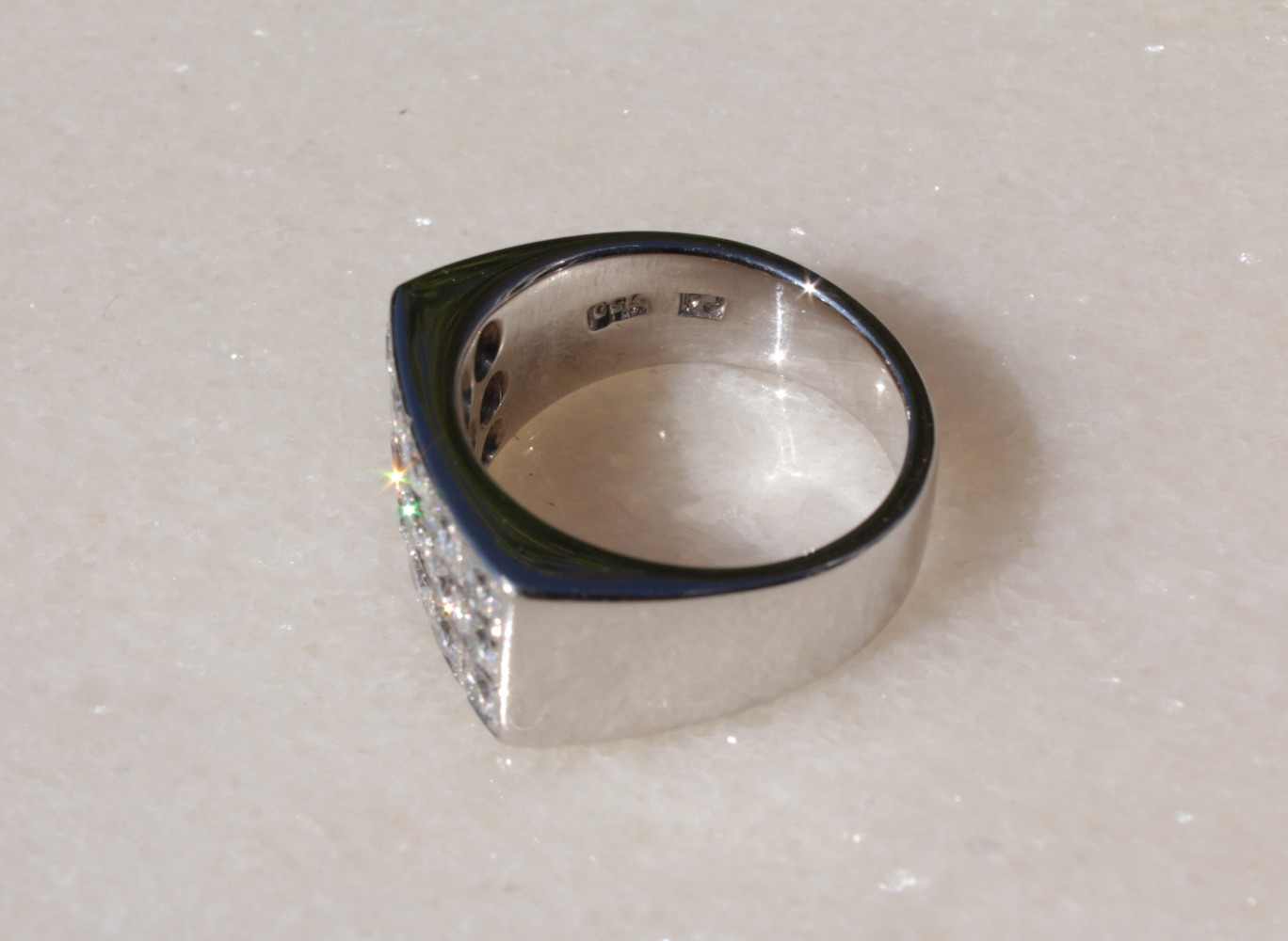 Ring aus 750er Weißgold, mit Brillanten in 3 Reihen angelegt, Stempel.
