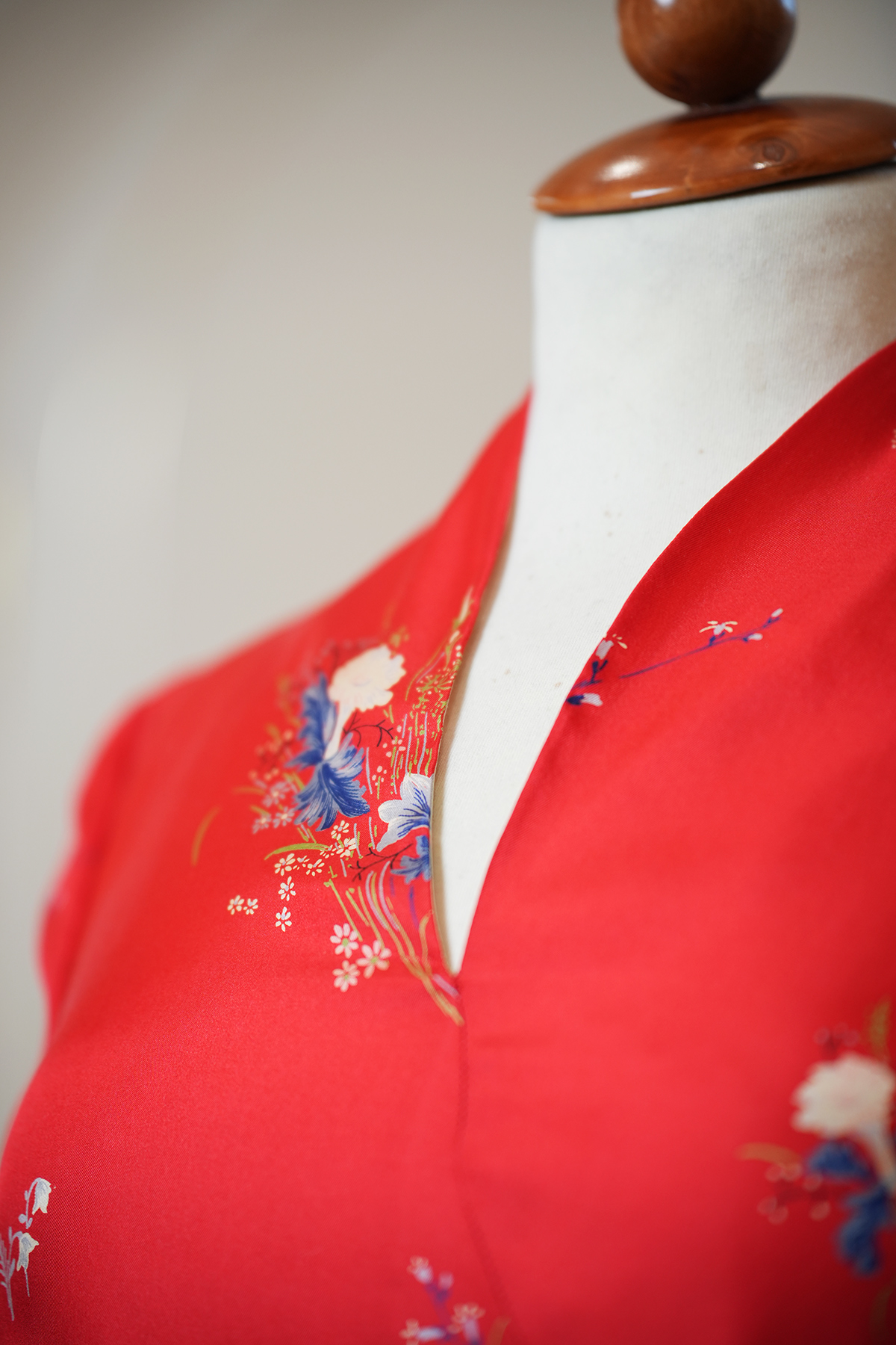 „Rotes Kleid Atelier Beaumont – Nahaufnahme Kragen mit Blumenmuster“