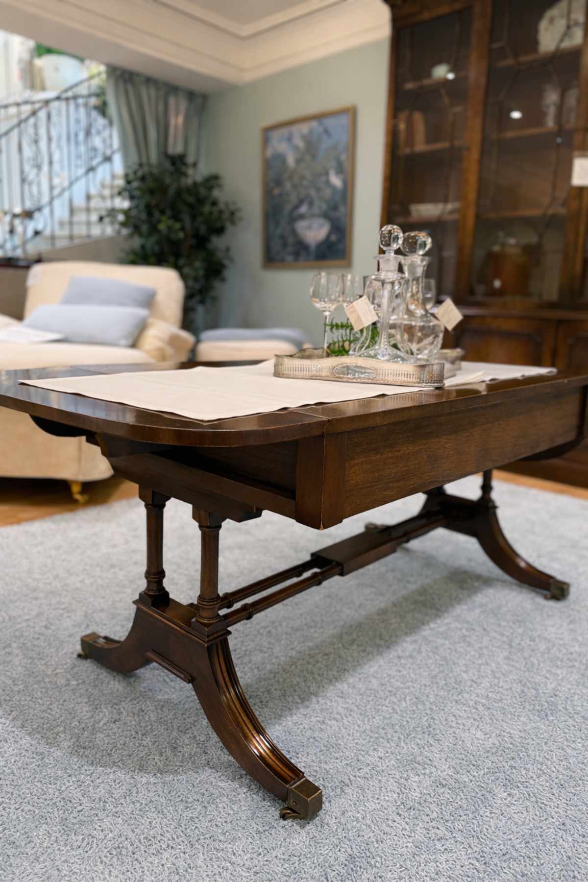 Couchtisch ausziehbar mit aufgeklappten Seiten im klassischen Wohnraum.