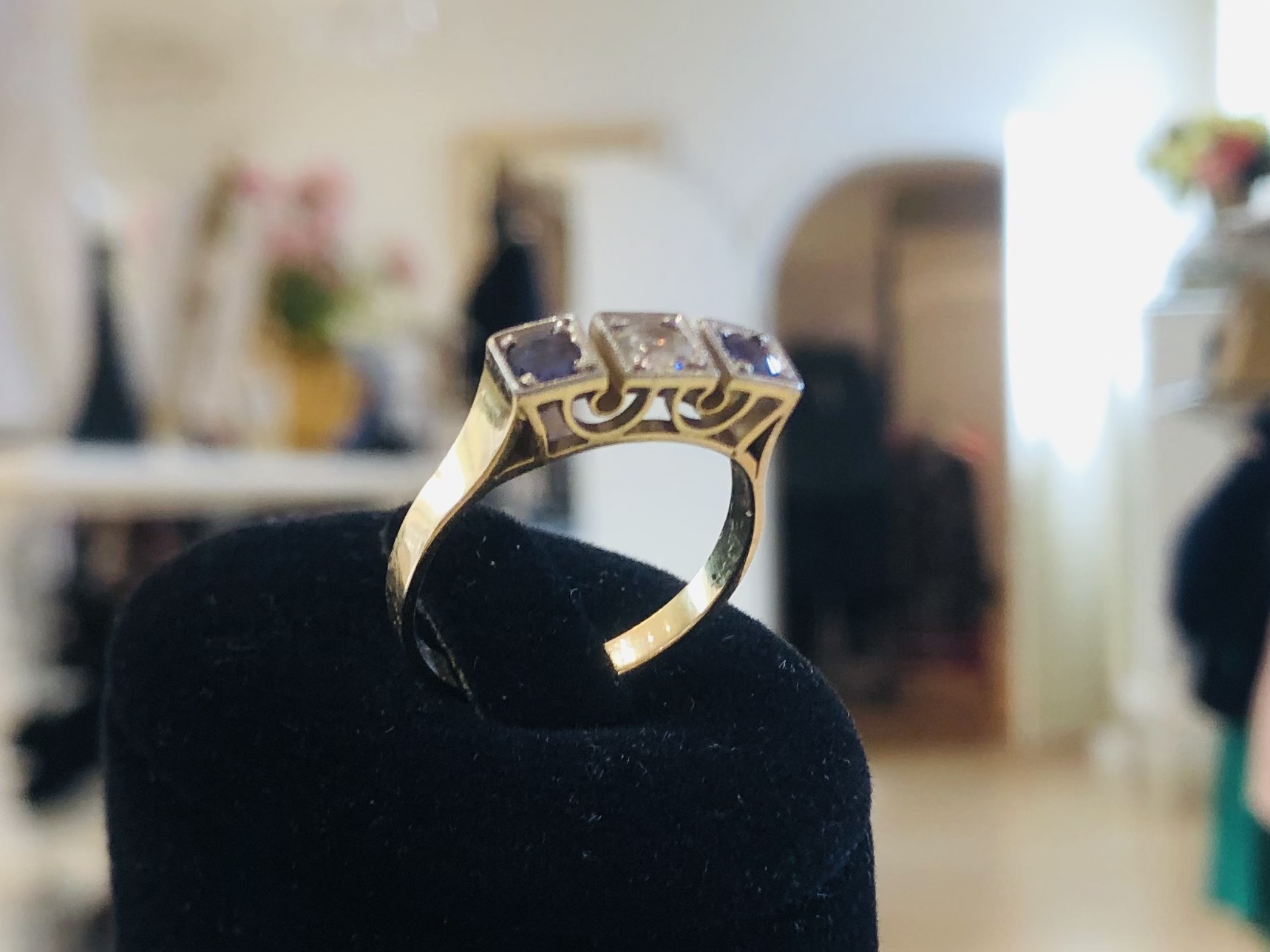 Ring  585er-Gold, Diamant und 2 Saphire  