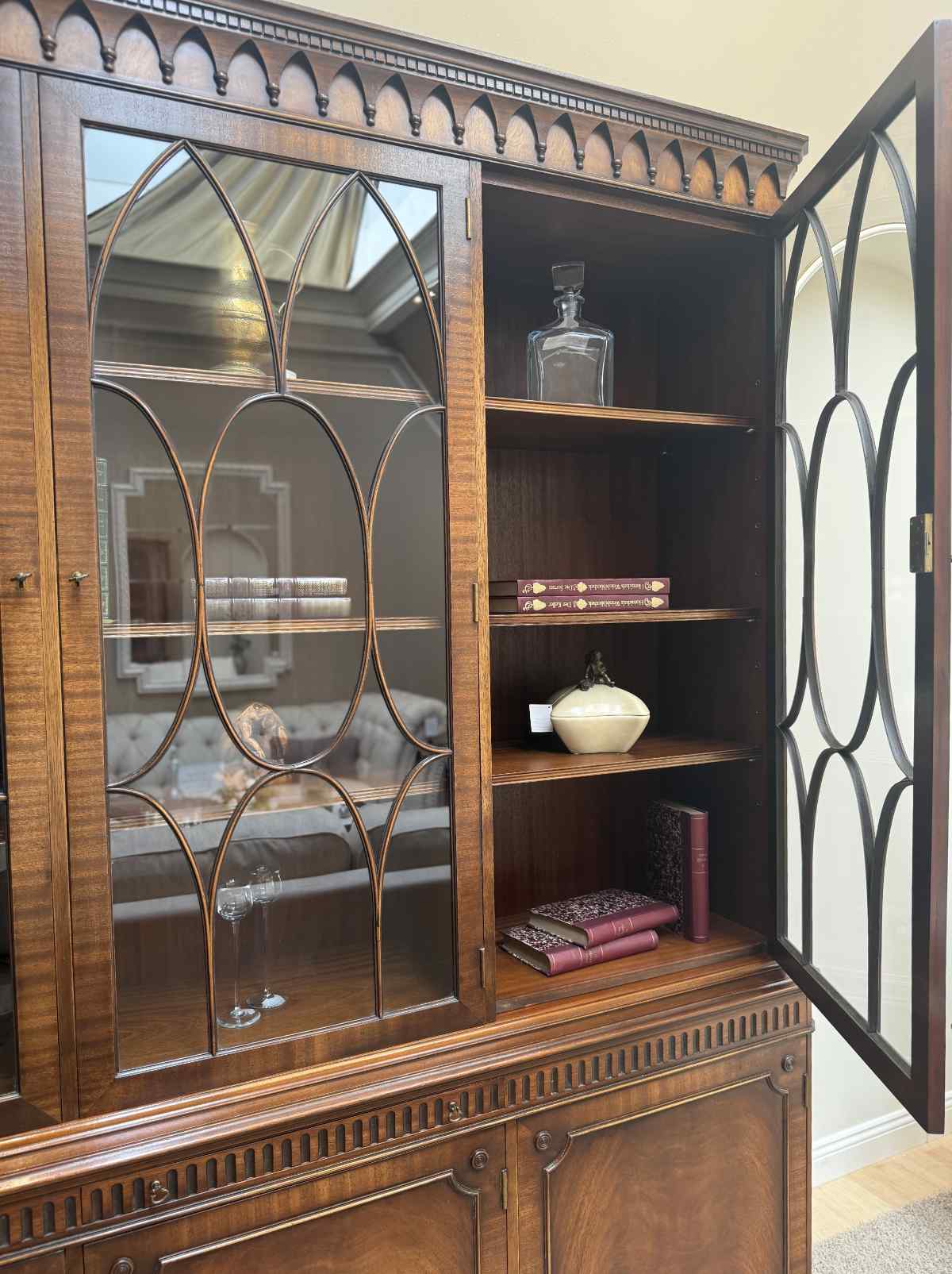 Geöffnete Vitrine im englischen Stil von Reprodux mit Einlegeböden.