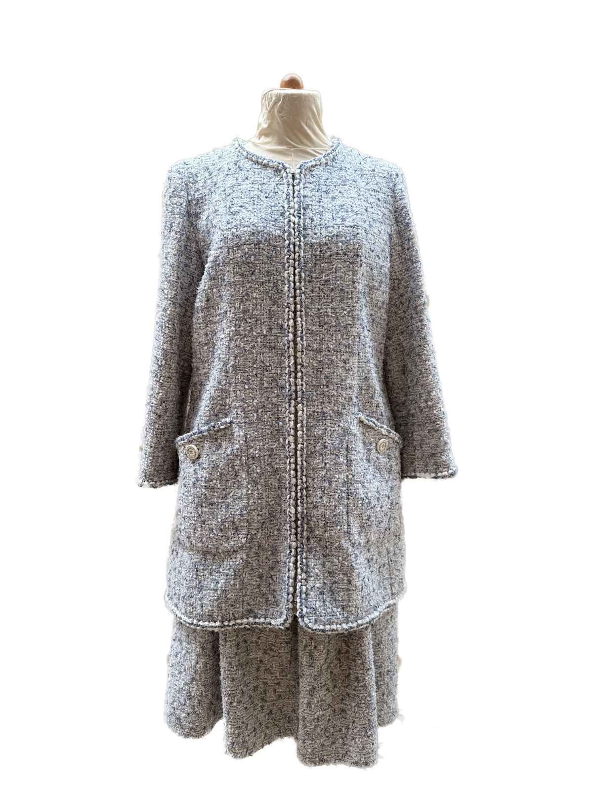 Chanel Tweed Kostüm hellblau Jacke und Rock Gesamtansicht.