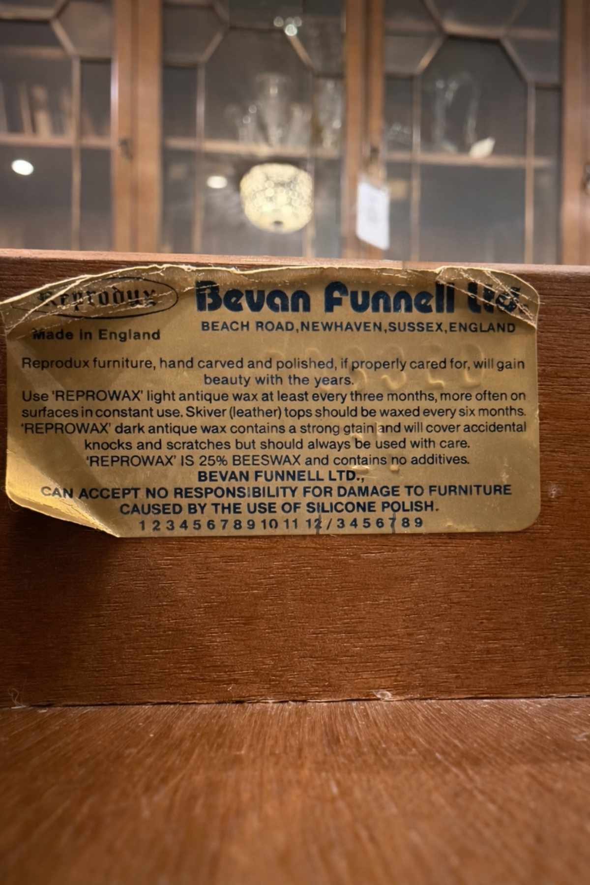 Herstelleretikett Bevan Funnell England im Inneren des Tisches.