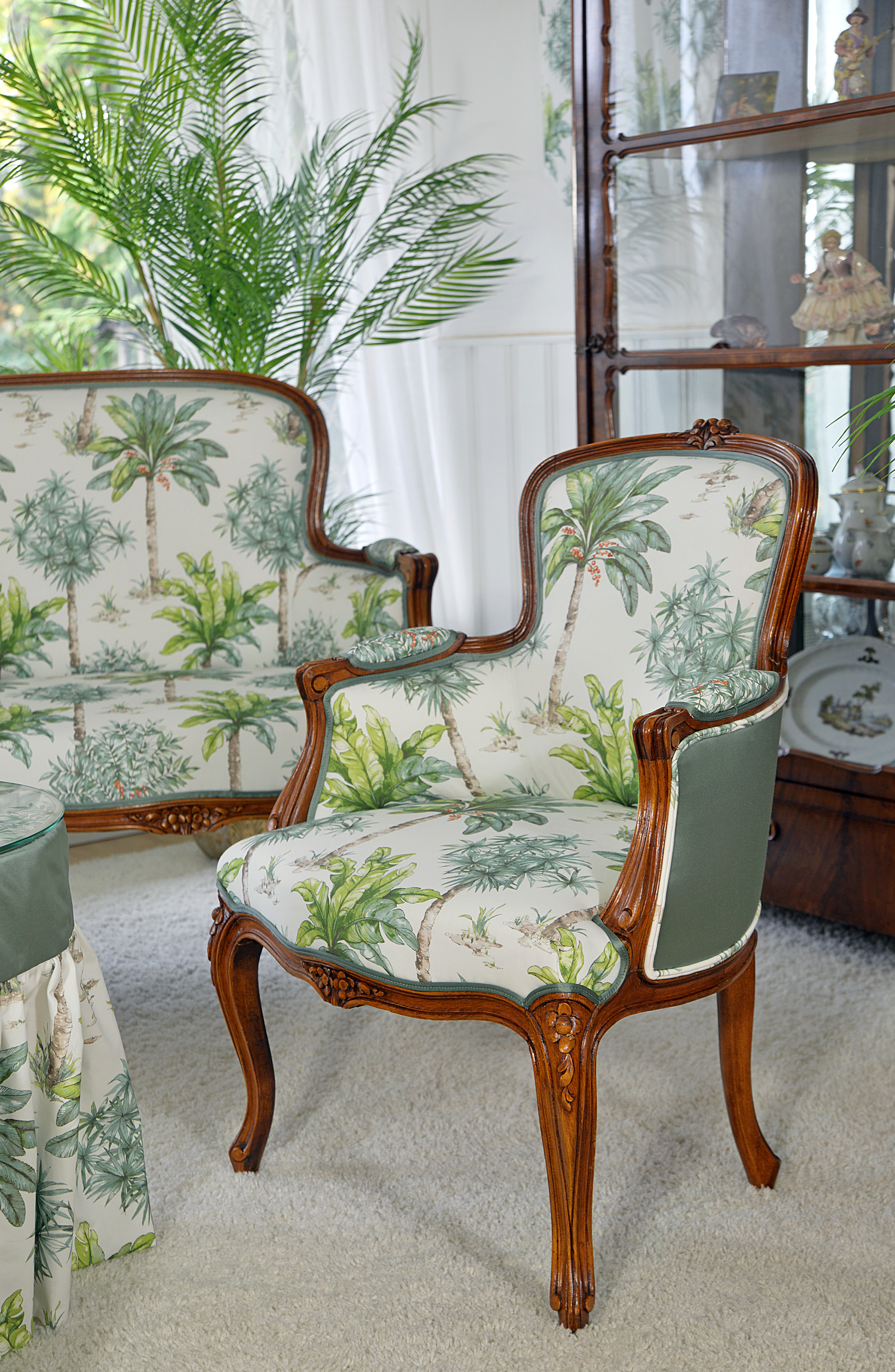 Louis-XV-Sessel aus dem 19. Jahrhundert mit neuem Palmenstoff und restauriertem Nussbaumrahmen