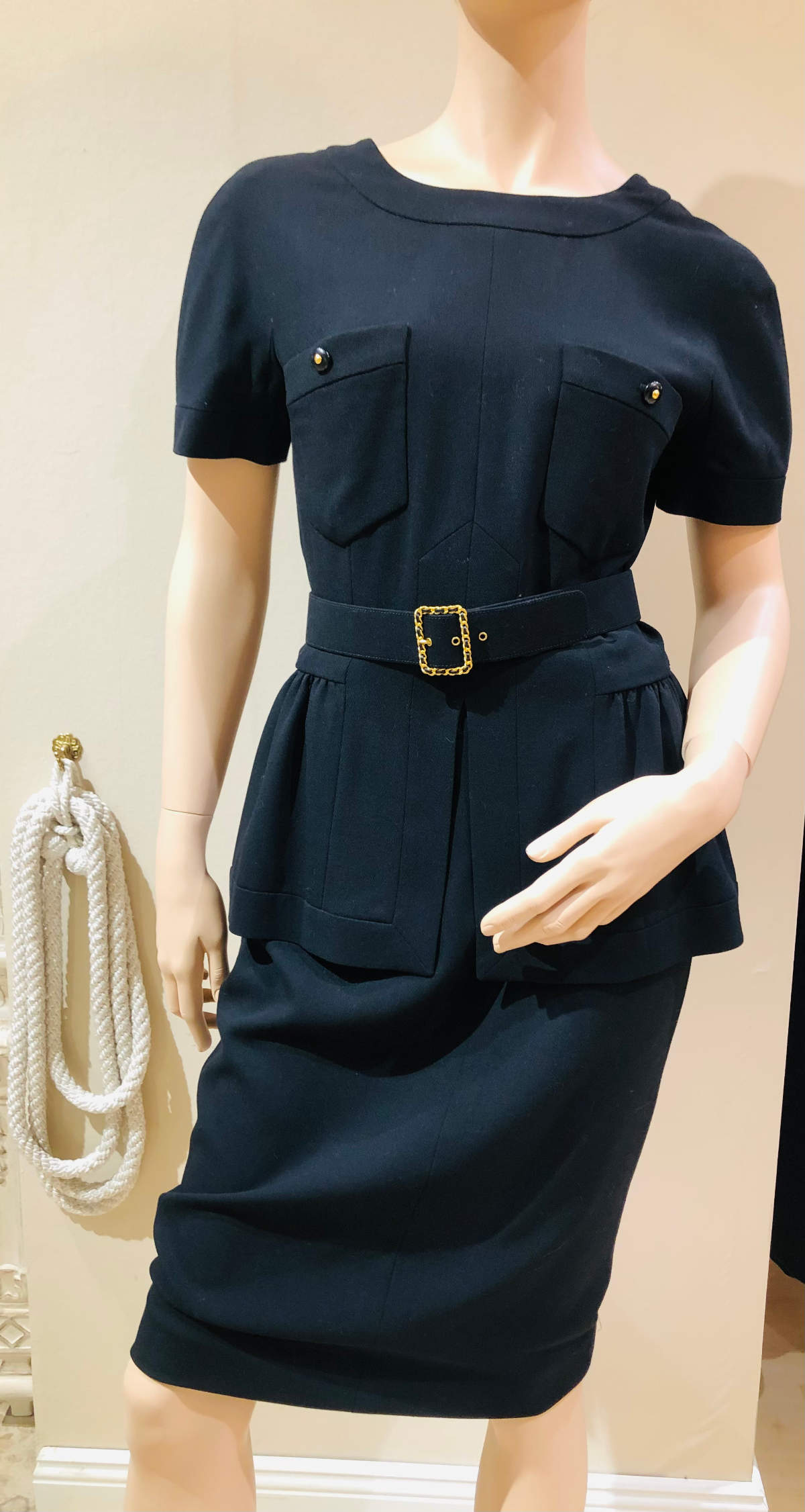 Chanel Midi Kleid in schwarz, Größe 40, Frontalansicht.