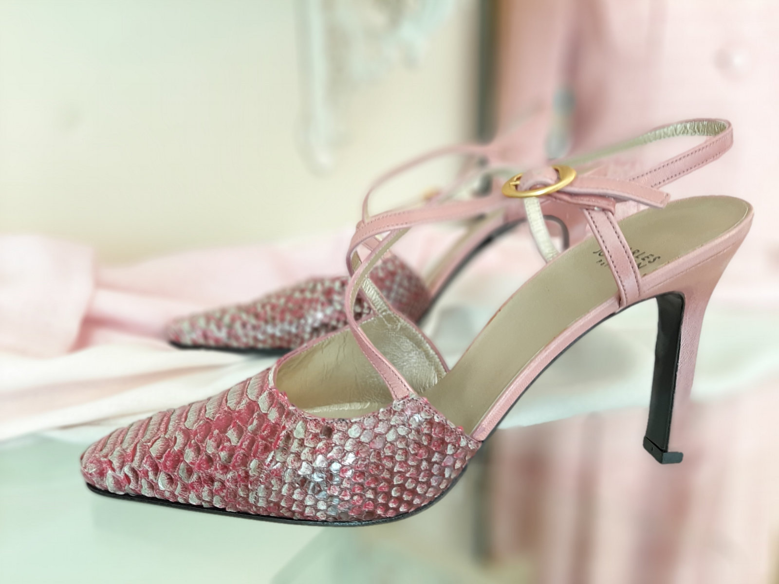 Schuhe von Charles Jourdan, in rosa und weiß, Größe 39, seitlich.