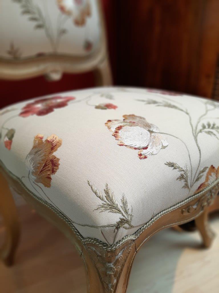 Detail von Sitzfläche und vorderen Stuhlbeinen