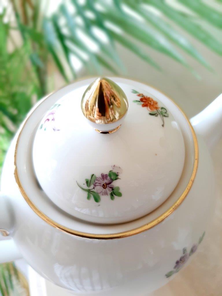 Detailansicht des Deckels einer handbemalten Kaffeekanne aus Dresdner Porzellan mit Streublümchen