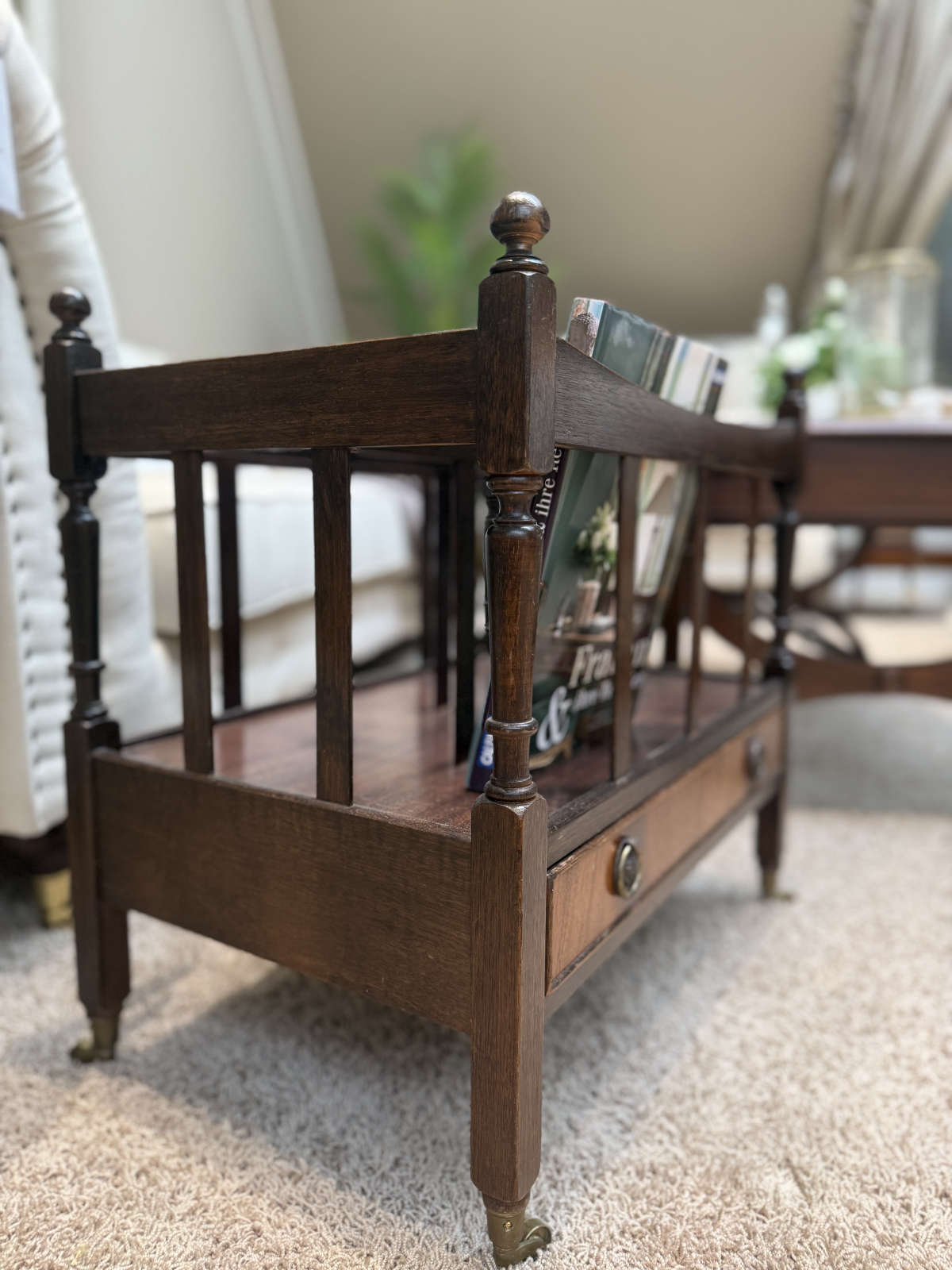 Zeitungsständer Edward englischer Stil Mahagoni Schublade geöffnet Detail.