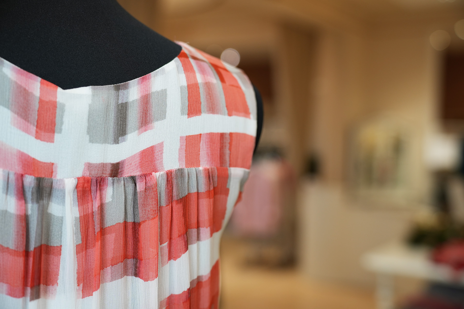 Detailaufnahme der Rückenpartie des Chiffon Tops von Iris von Arnim