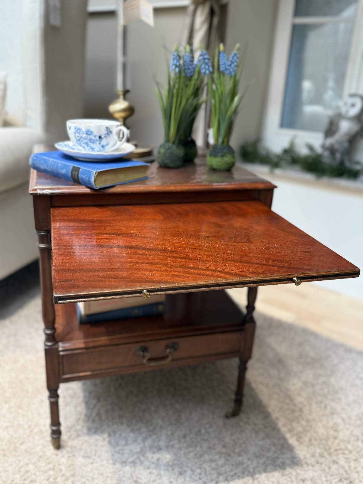 Mahagoni Beistelltisch Edward mit ausgezogener Schreib- und Ablagefläche frontal fotografiert.