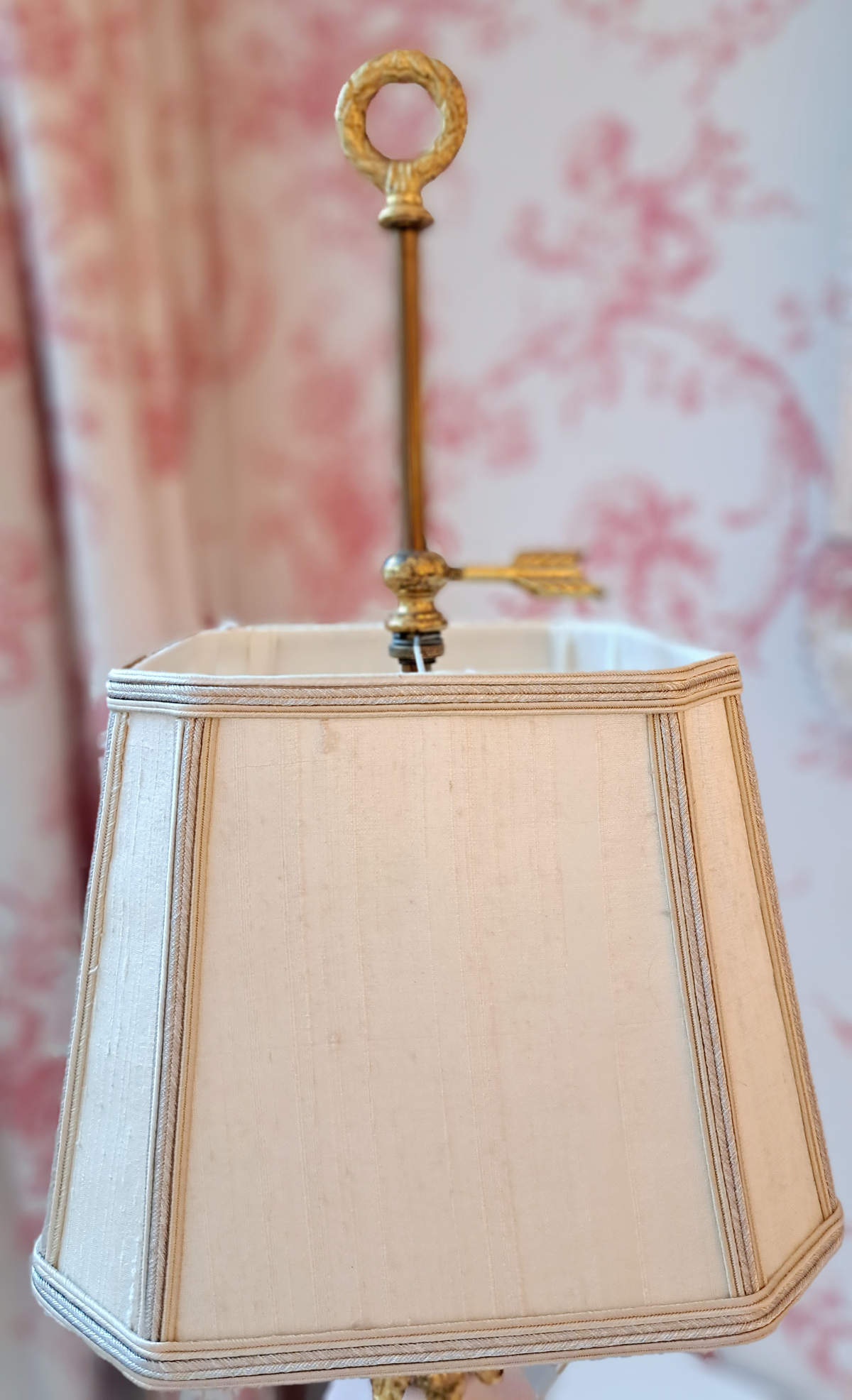 Tischlampe mit Fuß aus Biskuit Porzellan, aus dem 19. Jahrhundert, aus Italien, Vasenform, mit Messing, obere Ansicht.