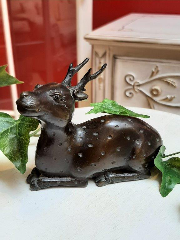 Antike Bronze Rehkuh liegend, asiatische Antiquität 19. Jahrhundert, Seitenansicht links