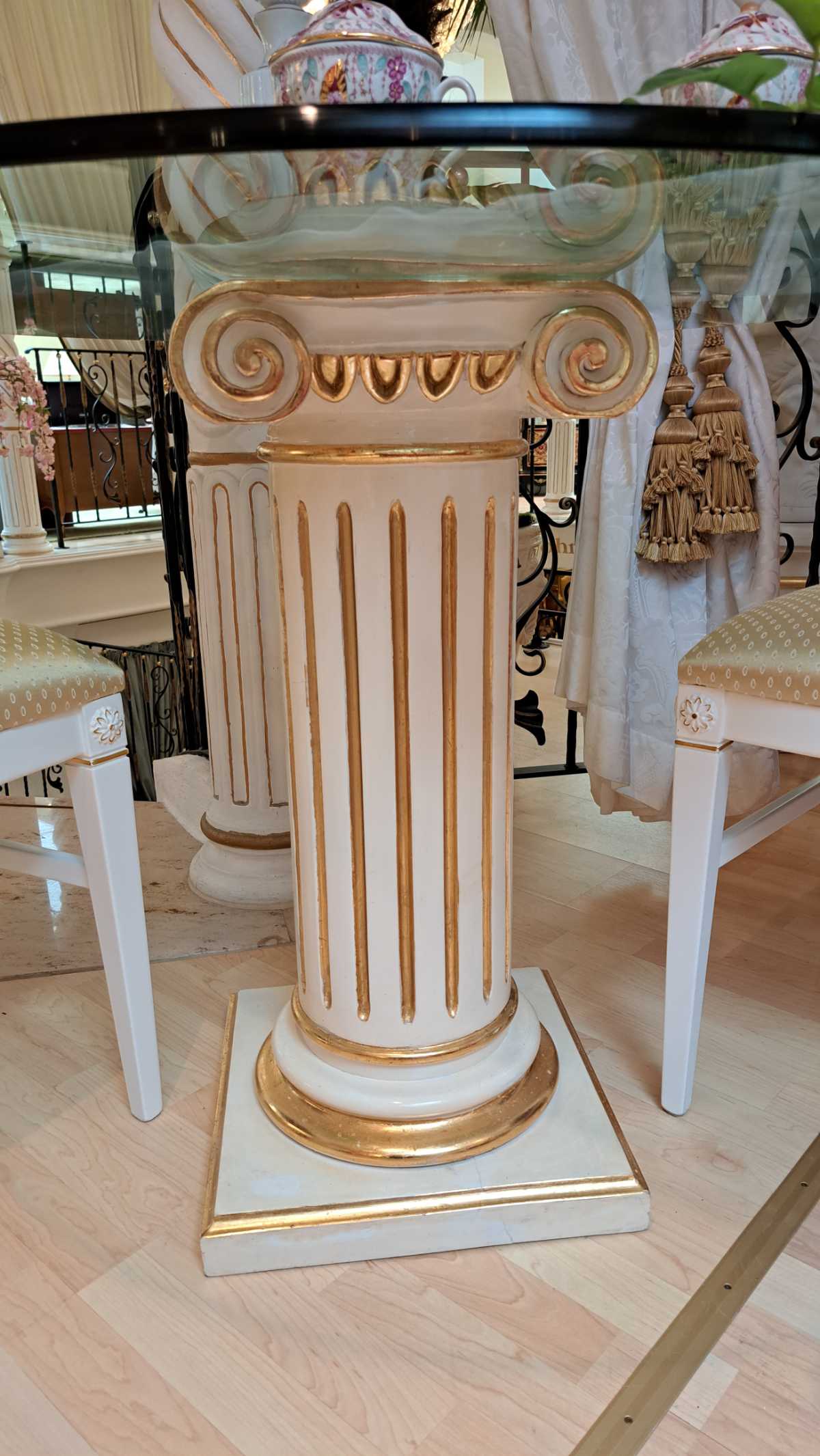 Glastisch mit Säule, dazu vier Stühle, Esstisch aus Italien, runde Platte, weiß und gold patiniert, Secondhand, Säulenansicht.