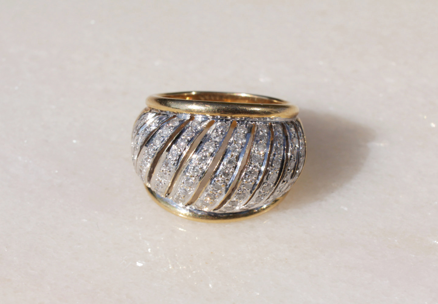 Ring aus 750er Gold, mit Brillanten 10 reihig angelegt, Frontalansicht.