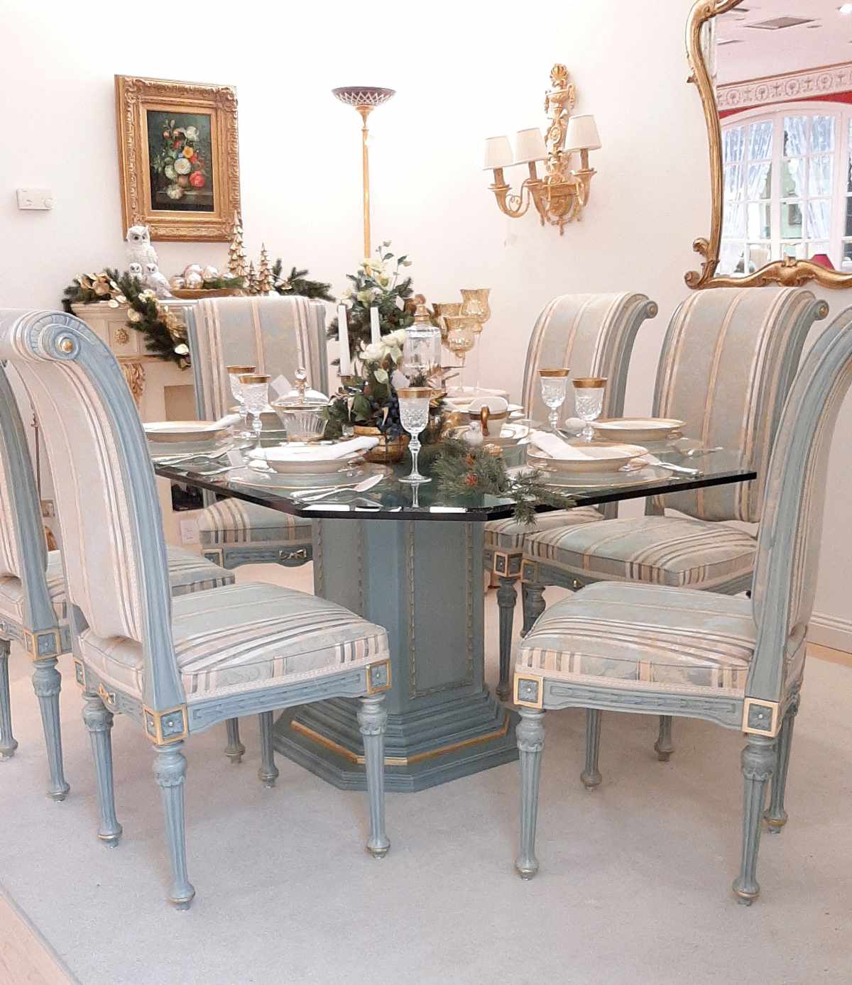 Tischgruppe im Stil des Louis XVI, aus dem Hause Trüggelmann, in türkis mit 6 Stühlen, von vorne.