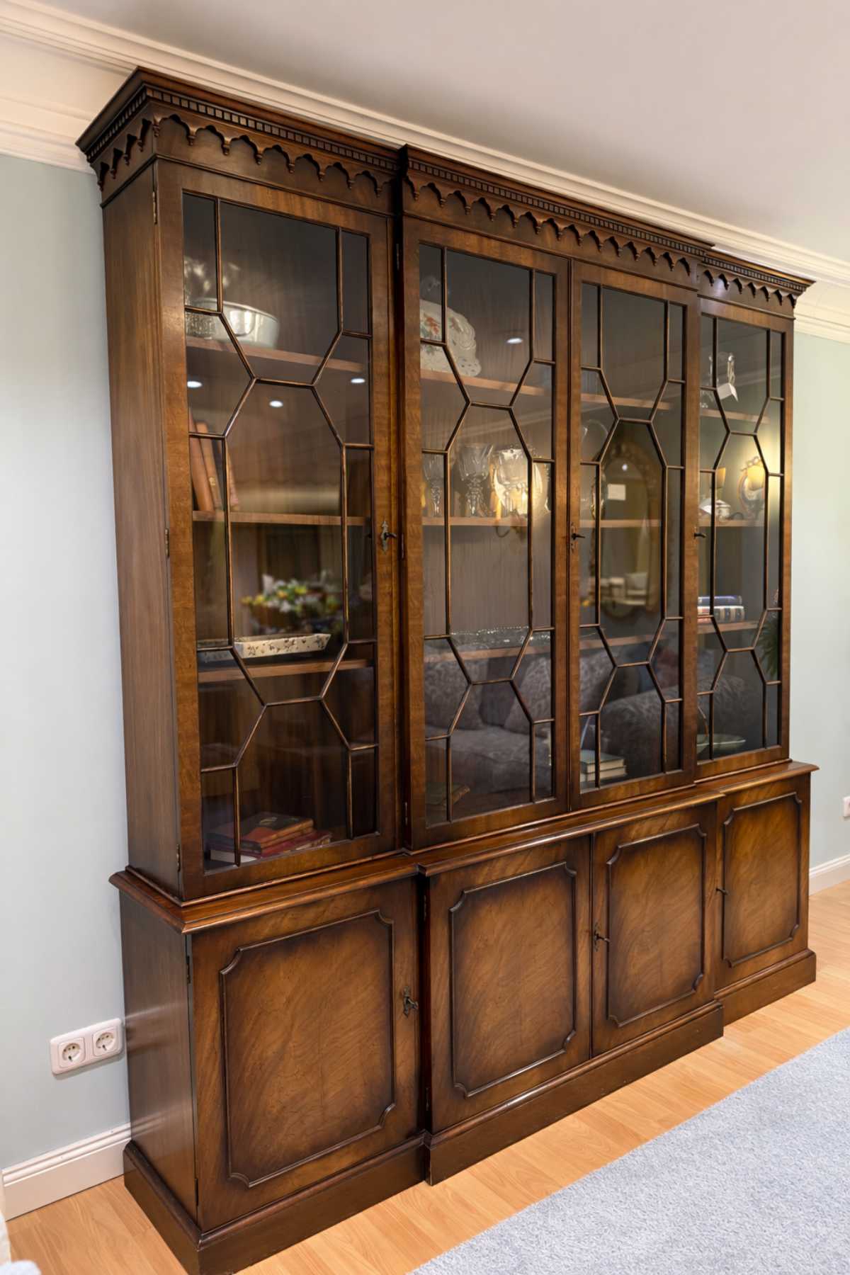 Große englische Vitrine aus Holz mit eingesetzten Glasscheiben und Sprossen.