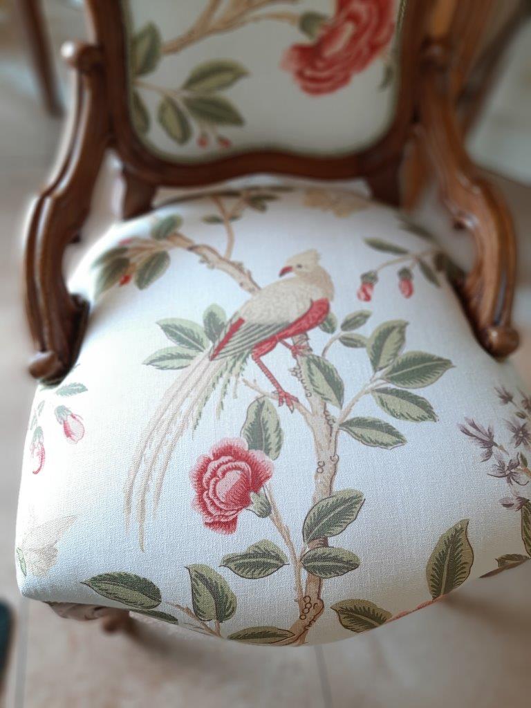 Detail der Sitzfläche mit Vogel- und Blumenmuster