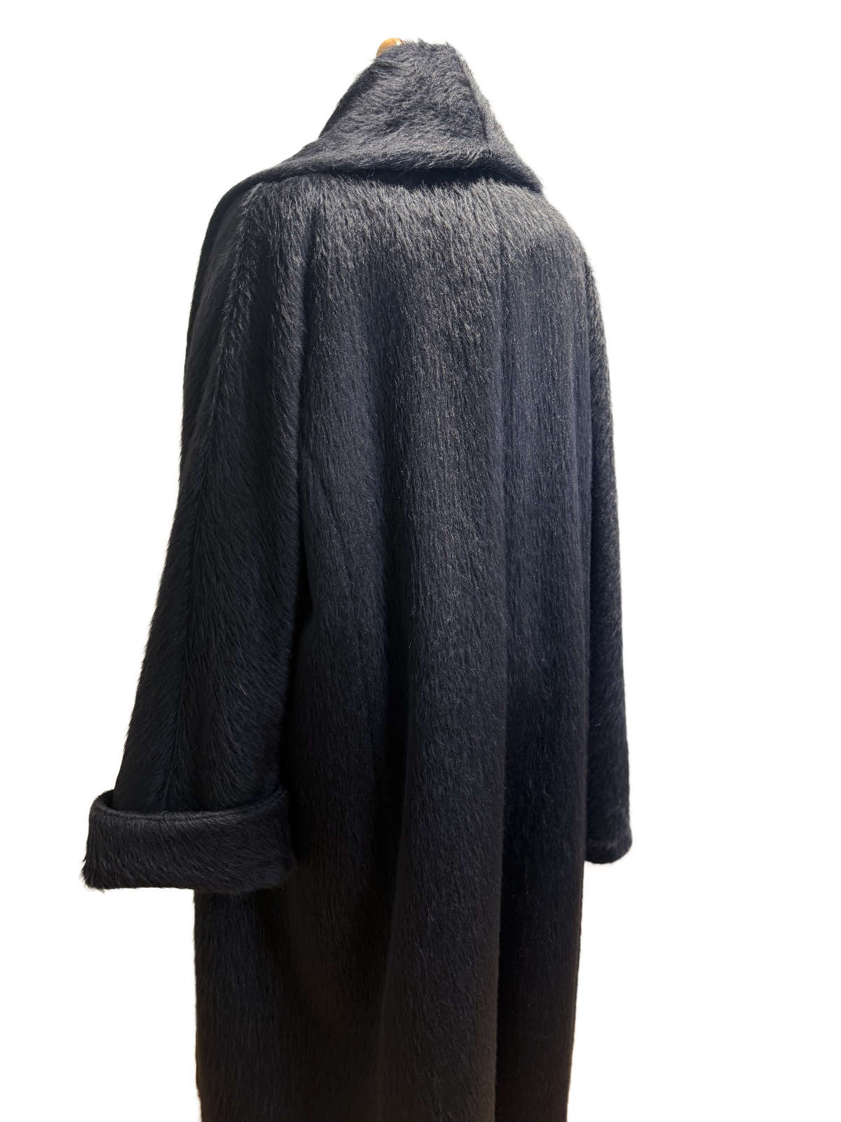 Alt-Text: Marina Rinaldi Mantel Rückansicht – langer Alpaka-Wollmantel mit fallendem Schnitt.