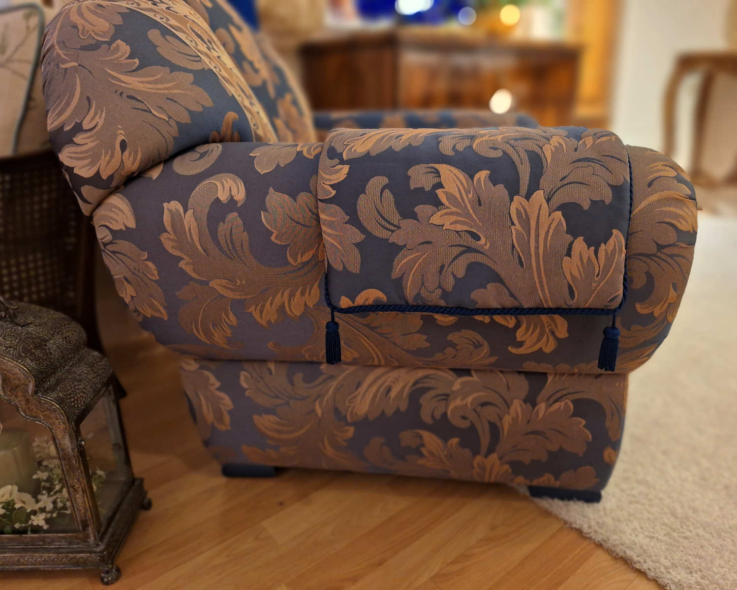 Außergewöhnlich geformter Sessel, mit blauem Ornamentstoff, komfortabler Sitz, hochwertig, Secondhand, seitlich.