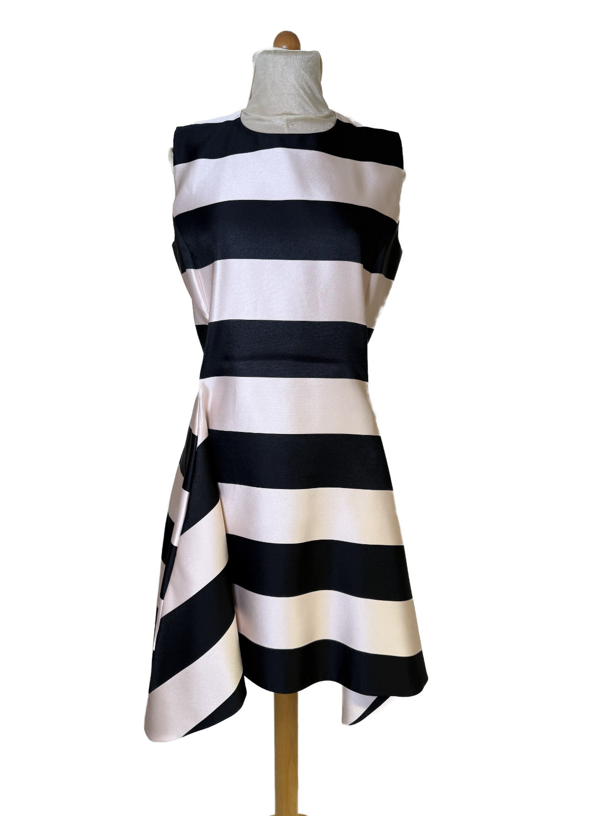 Vorderansicht des gestreiften Christian Dior Kleids aus Seide.