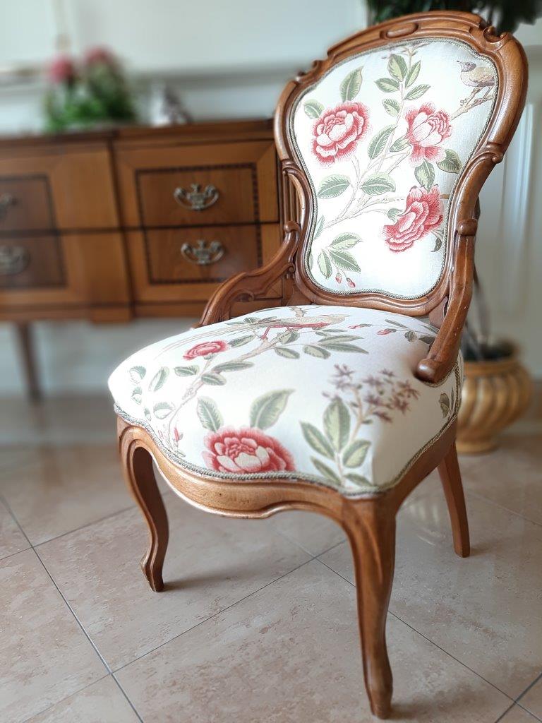 Antiker Sessel schräg von vorne links