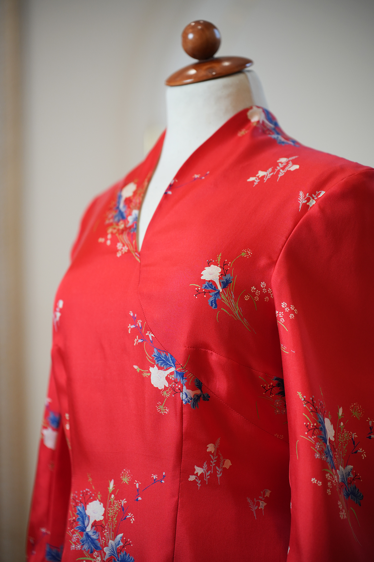 Atelier Beaumont rotes Kleid – Detailansicht Oberteil mit Blumendruck