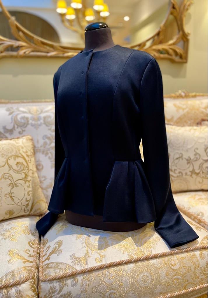 Christian Dior Blazer in nachtblau der Gr. 36 elegant auf Sessel