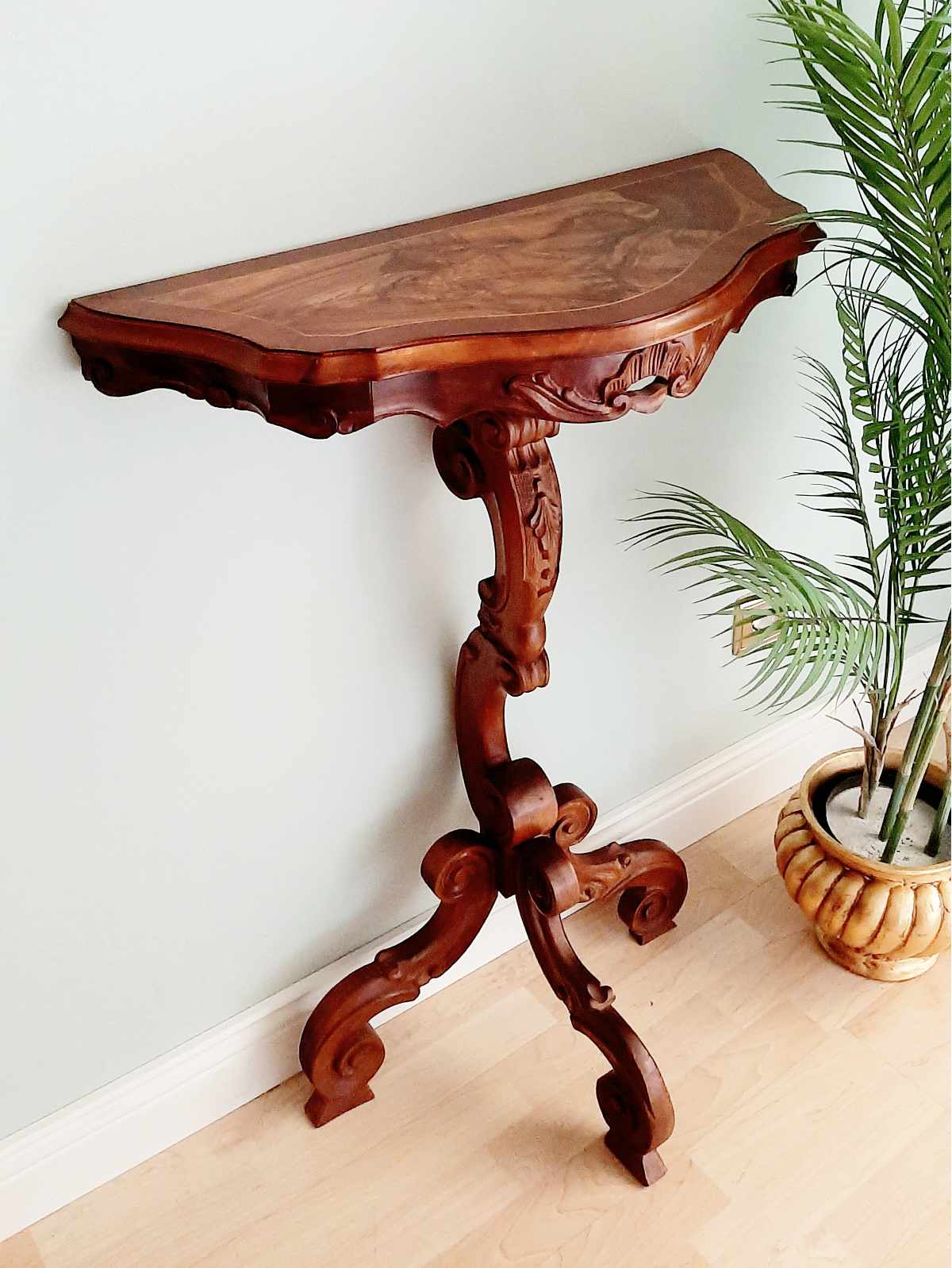 Konsole Nussbaum Wurzelholz klein seitlich Konsole aus Nussbaum mit Furnier aus Wurzelholz, klein, seitlich.